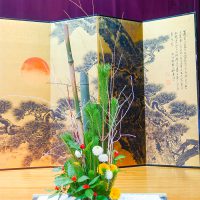 東京、高尾山に展示した大作自由花 - 佐藤 池坊いけばな華道教室