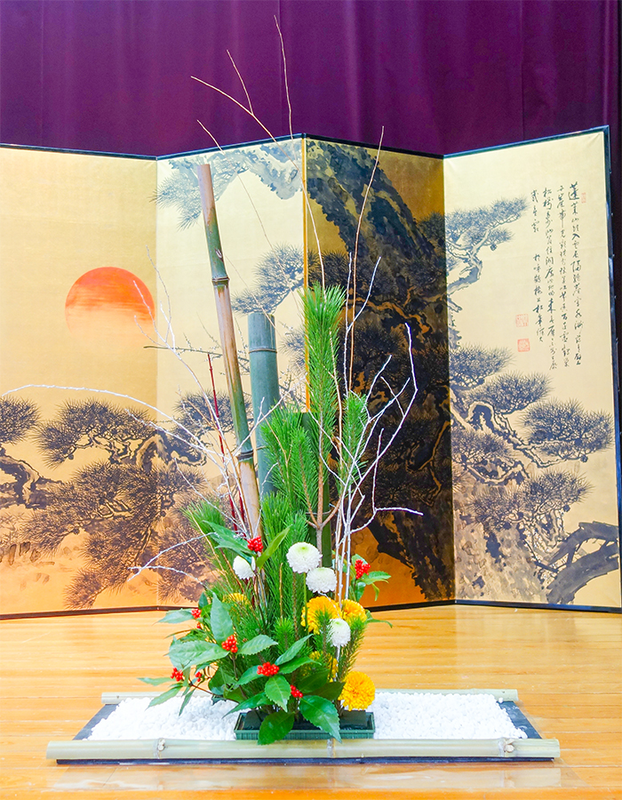 東京 高尾山に展示した大作自由花 佐藤 池坊いけばな華道教室