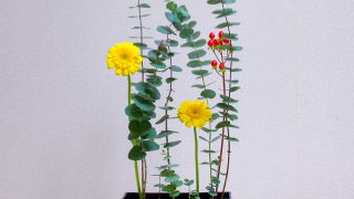 たての動きを意識した自由花 - 佐藤 池坊いけばな華道教室