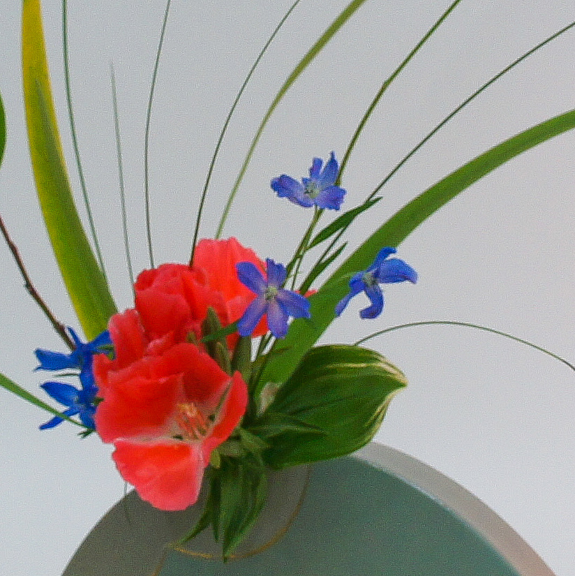 花材と花器の調和を目指した自由花 - 佐藤 池坊いけばな華道教室